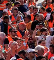 Ιταλία: Tα πορτοκαλί γιλέκα διαδηλώνουν για την «απάτη» του κορωνοϊού